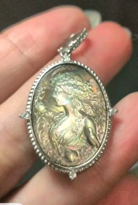 PREORDER Venus Mother of Pearl Black - Cameo Silver Pendant